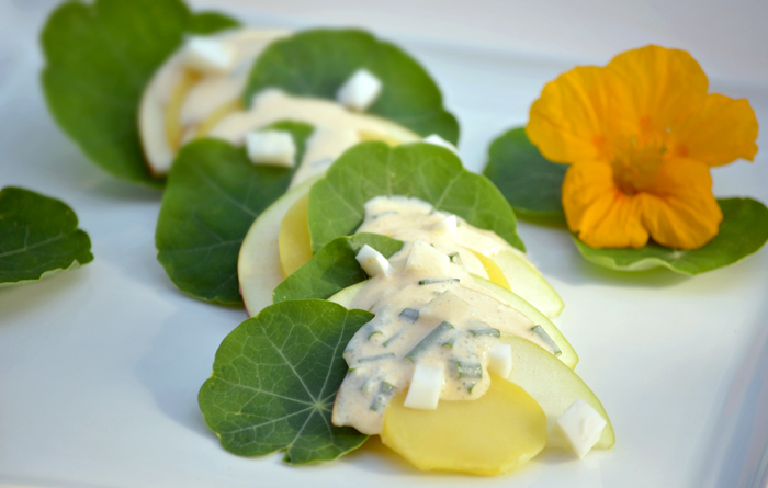 Kartoffelsalat mit Kapuzinerkresse und Apfel